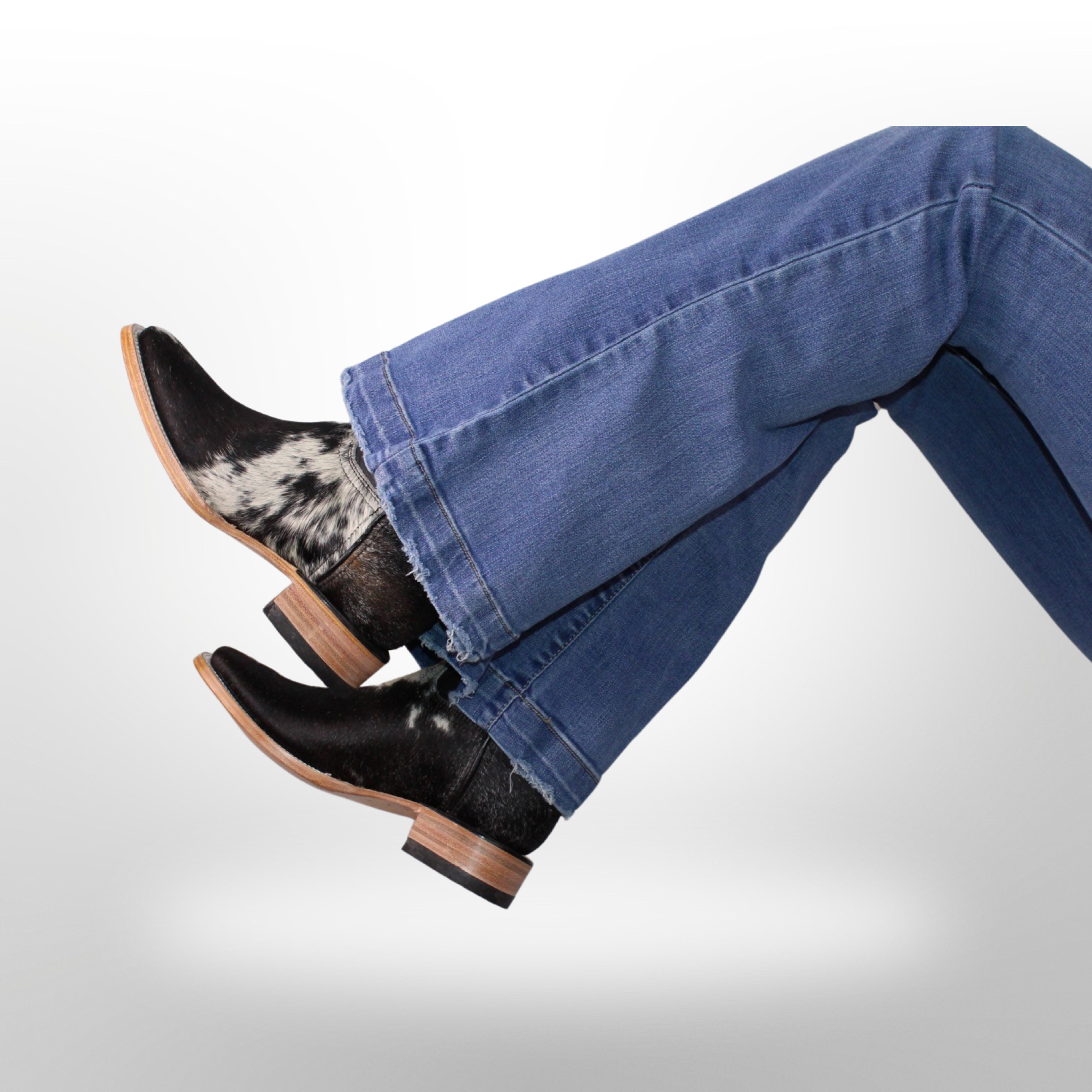 Agave Women Bulldog Full Black/White Cowhide Boot